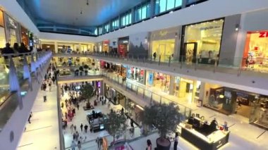 Dubai alışveriş merkezi, alışveriş merkezinde kalabalık insanlar.