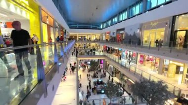 Dubai alışveriş merkezi, alışveriş merkezinde kalabalık insanlar.
