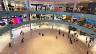 Dubai alışveriş merkezi, alışveriş merkezinde kalabalık insanlar.