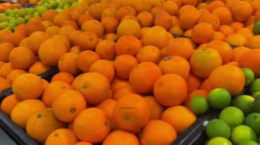 Pazarda taze meyveler.