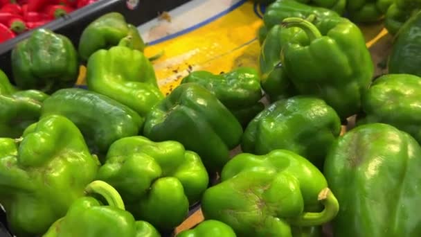 Verse Groene Gele Paprika Een Marktkraam — Stockvideo