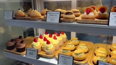 Fırın, farklı hamur işleri ve kekleri olan bir vitrin..