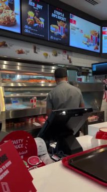 Şehirdeki bir restoranın içinde.