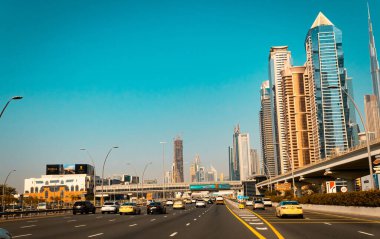 Dubai, uae-may 1, 2018: gökdelenleri ve trafik ışıklarıyla modern şehir silüeti