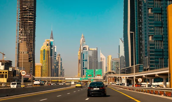 Dubai, uae-Kasım, 2018: Gökdelenleri ve trafik ışıkları olan modern şehir caddesi