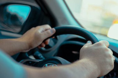 Direksiyonlu bir adam.