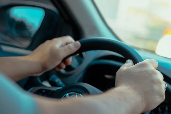 Direksiyonlu bir adam.