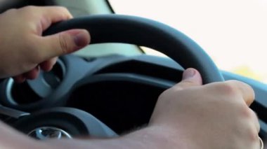 Kadın direksiyonlu araba kullanıyor.