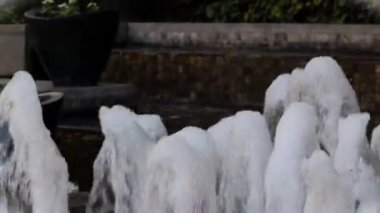 Arka planda bir sürü buzla kaplı güzel beyaz bir karın yakın plan çekimi.