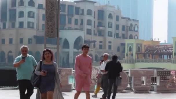 Ludzie Chodzą Ulicą Dubaju Ciągu Dnia Wysokiej Jakości Materiał — Wideo stockowe