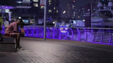 Çağdaş Gelecek Müzesi 'nin bir parçası olarak tavan ve duvarlarda Arapça kaligrafi. Yüksek kalite 4K görüntü. Yüksek kalite 4k görüntü