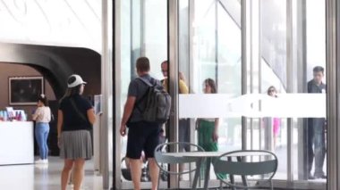 Dubai, UA- 04242023: Dubai 'deki Geleceğin Müzesi, Geleceğin Müzesi' nin duvarlarının ve tavanının iç dekorasyonu, insanlar sırada bekliyor, insanlar içeride. Yüksek kalite 4k görüntü