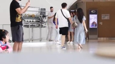Dubai, UA- 04242023: Dubai 'deki Geleceğin Müzesi, Geleceğin Müzesi' nin duvarlarının ve tavanının iç dekorasyonu, insanlar sırada bekliyor, insanlar içeride. Yüksek kalite 4k görüntü
