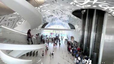 Çağdaş Gelecek Müzesi 'nin bir parçası olarak tavan ve duvarlarda Arapça kaligrafi. Yüksek kalite 4K görüntü. Yüksek kalite 4k görüntü