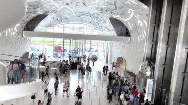 Çağdaş Gelecek Müzesi 'nin bir parçası olarak tavan ve duvarlarda Arapça kaligrafi. Yüksek kalite 4K görüntü. Yüksek kalite 4k görüntü