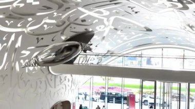 Çağdaş Gelecek Müzesi 'nin bir parçası olarak tavan ve duvarlarda Arapça kaligrafi. Yüksek kalite 4K görüntü. Yüksek kalite 4k görüntü