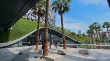 Çağdaş Gelecek Müzesi 'nin bir parçası olarak tavan ve duvarlarda Arapça kaligrafi. Yüksek kalite 4K görüntü. Yüksek kalite 4k görüntü