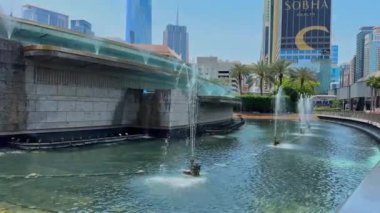 Çağdaş Gelecek Müzesi 'nin bir parçası olarak tavan ve duvarlarda Arapça kaligrafi. Yüksek kalite 4K görüntü. Yüksek kalite 4k görüntü