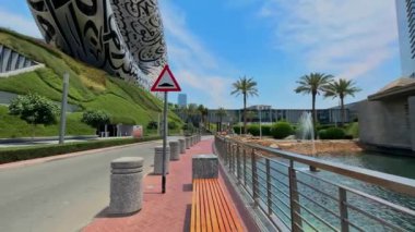 Çağdaş Gelecek Müzesi 'nin bir parçası olarak tavan ve duvarlarda Arapça kaligrafi. Yüksek kalite 4K görüntü. Yüksek kalite 4k görüntü