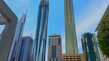 Çağdaş Gelecek Müzesi 'nin bir parçası olarak tavan ve duvarlarda Arapça kaligrafi. Yüksek kalite 4K görüntü. Yüksek kalite 4k görüntü