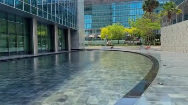 Çağdaş Gelecek Müzesi 'nin bir parçası olarak tavan ve duvarlarda Arapça kaligrafi. Yüksek kalite 4K görüntü. Yüksek kalite 4k görüntü