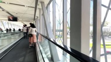 Çağdaş Gelecek Müzesi 'nin bir parçası olarak tavan ve duvarlarda Arapça kaligrafi. Yüksek kalite 4K görüntü. Yüksek kalite 4k görüntü