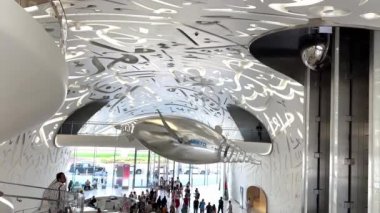 Çağdaş Gelecek Müzesi 'nin bir parçası olarak tavan ve duvarlarda Arapça kaligrafi. Yüksek kalite 4K görüntü. Yüksek kalite 4k görüntü