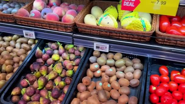 商店货架上的新鲜西红柿和其他蔬菜 — 图库视频影像