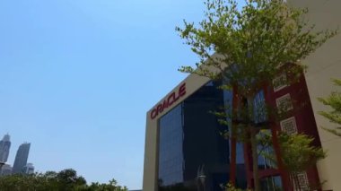 Şehrin modern binası