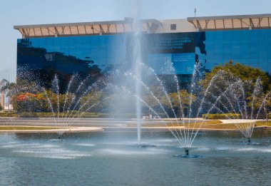 Cam binanın önündeki çeşme. Yüksek kalite fotoğraf