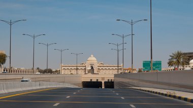 Sharjah, UA- 16042023: Sharjah şehir manzarası. Yüksek kalite fotoğraf