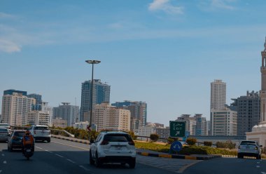 Sharjah, UA- 16042023: Sharjah şehir manzarası. Yüksek kalite fotoğraf