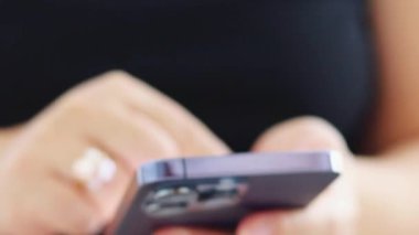 Genç Adam Cep Telefonu ve Sosyal Ağ 'a bak. Yakından bak. Rahat Yetişkin Erkek Okuma Uygulaması Cep Telefonu Geceleri. 30 'ların Hipster Online Cep Telefonu Sohbetleri' nin Parmaklarına Dokun. Mobilephone 'da Yaşam.