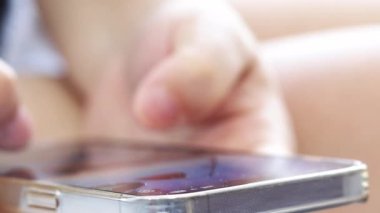 Genç Adam Cep Telefonu ve Sosyal Ağ 'a bak. Yakından bak. Rahat Yetişkin Erkek Okuma Uygulaması Cep Telefonu Geceleri. 30 'ların Hipster Online Cep Telefonu Sohbetleri' nin Parmaklarına Dokun. Mobilephone 'da Yaşam.