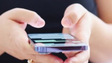 Genç Adam Cep Telefonu ve Sosyal Ağ 'a bak. Yakından bak. Rahat Yetişkin Erkek Okuma Uygulaması Cep Telefonu Geceleri. 30 'ların Hipster Online Cep Telefonu Sohbetleri' nin Parmaklarına Dokun. Mobilephone 'da Yaşam.