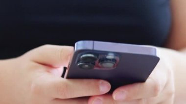 Genç Adam Cep Telefonu ve Sosyal Ağ 'a bak. Yakından bak. Rahat Yetişkin Erkek Okuma Uygulaması Cep Telefonu Geceleri. 30 'ların Hipster Online Cep Telefonu Sohbetleri' nin Parmaklarına Dokun. Mobilephone 'da Yaşam.