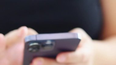 Genç Adam Cep Telefonu ve Sosyal Ağ 'a bak. Yakından bak. Rahat Yetişkin Erkek Okuma Uygulaması Cep Telefonu Geceleri. 30 'ların Hipster Online Cep Telefonu Sohbetleri' nin Parmaklarına Dokun. Mobilephone 'da Yaşam.