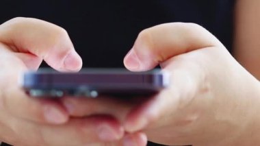 Genç Adam Cep Telefonu ve Sosyal Ağ 'a bak. Yakından bak. Rahat Yetişkin Erkek Okuma Uygulaması Cep Telefonu Geceleri. 30 'ların Hipster Online Cep Telefonu Sohbetleri' nin Parmaklarına Dokun. Mobilephone 'da Yaşam.