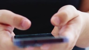 Genç Adam Cep Telefonu ve Sosyal Ağ 'a bak. Yakından bak. Rahat Yetişkin Erkek Okuma Uygulaması Cep Telefonu Geceleri. 30 'ların Hipster Online Cep Telefonu Sohbetleri' nin Parmaklarına Dokun. Mobilephone 'da Yaşam.
