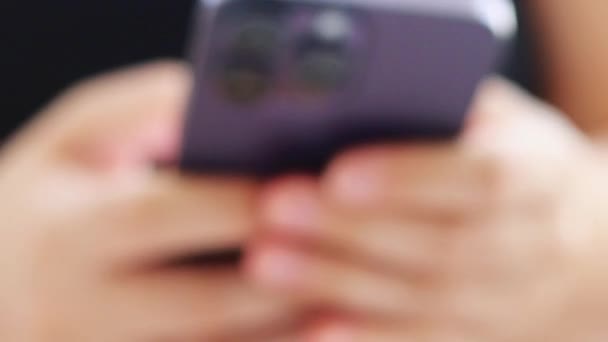 Genç Adam Cep Telefonu Sosyal Bak Yakından Bak Rahat Yetişkin — Stok video