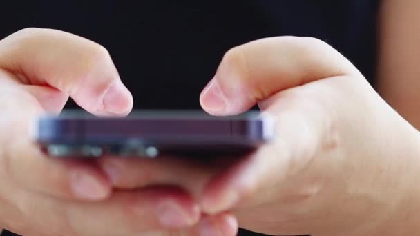 Genç Adam Cep Telefonu Sosyal Bak Yakından Bak Rahat Yetişkin — Stok video