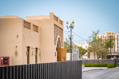 Dubai, uae - 16 Kasım, 2019 - Dubai 'de geleneksel Arap tarzı otel. Geleneksel lüks bir otel.