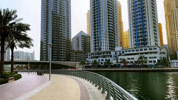 Dubai Yachthafen Stadtspaziergang Yachthafenspaziergang Promenade Mit Jacht Hochwertiges Filmmaterial — Stockvideo