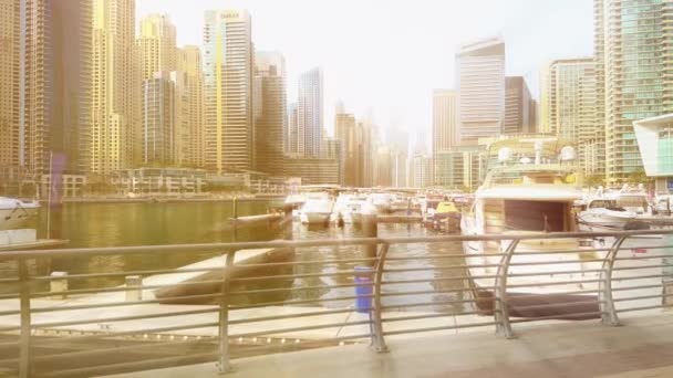 Dubai Marina Område Stadspromenad Marina Promenad Strandpromenad Med Yacht Högkvalitativ — Stockvideo