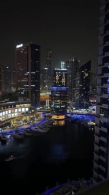 Gece modern şehir, gece Dubai Marina manzarası. Yüksek kalite 4k görüntü