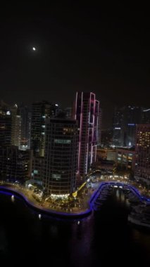 Gece modern şehir, gece Dubai Marina manzarası. Yüksek kalite 4k görüntü