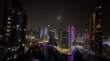 Gece modern şehir, gece Dubai Marina manzarası. Yüksek kalite 4k görüntü