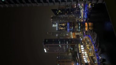 Gece modern şehir, gece Dubai Marina manzarası. Yüksek kalite 4k görüntü