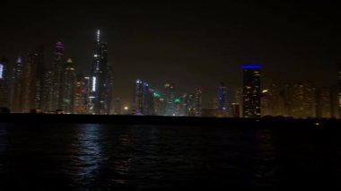 Gece modern şehir, gece Dubai Marina manzarası. Yüksek kalite 4k görüntü