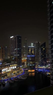 Gece modern şehir, gece Dubai Marina manzarası. Yüksek kalite 4k görüntü